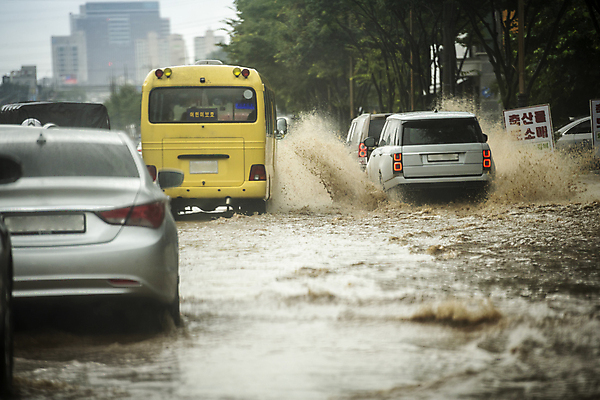 포토 JPG 주간 도로 자동차 사람없음 야외 비 홍수 자연재해 튀는물 폭우 성남 흙탕물 국내포토 자연요소 길 육상교통 교통시설 날씨 물 재해 액체표현 경기도 스플래쉬 파일형식
