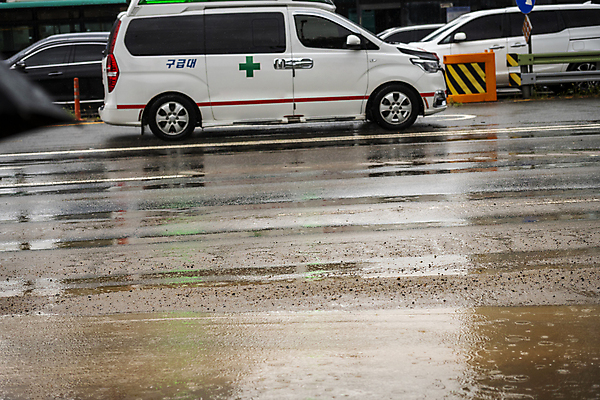 포토 JPG 주간 도로 사람없음 야외 비 소프트포커스 구급차 자연재해 폭우 성남 흙탕물 국내포토 자연요소 길 교통시설 자동차 날씨 촬영기법 물 재해 경기도 파일형식