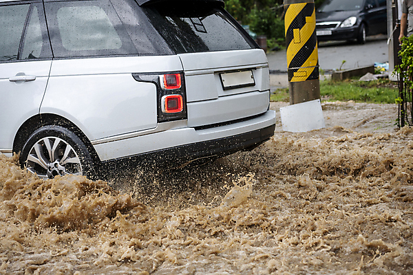 포토 JPG 주간 도로 자동차 사람없음 야외 피해 비 홍수 자연재해 전봇대 튀는물 폭우 성남 흙탕물 국내포토 침수피해 자연요소 공공시설 길 육상교통 교통시설 날씨 물 재해 액체표현 경기도 스플래쉬 파일형식