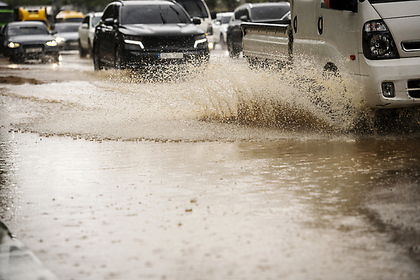 포토 JPG 주간 도로 자동차 사람없음 야외 비 홍수 자연재해 튀는물 폭우 성남 흙탕물 국내포토 자연요소 길 육상교통 교통시설 날씨 물 재해 액체표현 경기도 스플래쉬 파일형식