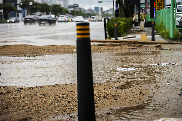 포토 JPG 주간 도로 사람없음 야외 아웃포커스 흙 비 보행로 홍수 자연재해 폭우 성남 흙탕물 국내포토 자연요소 길 교통시설 날씨 촬영기법 물 재해 경기도 파일형식