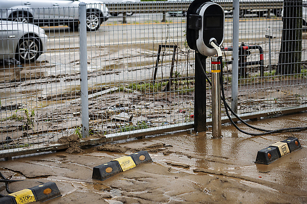 포토 JPG 주간 사람없음 야외 울타리 비 홍수 자연재해 주차장 폭우 성남 충전기 충전소 흙탕물 국내포토 자연요소 날씨 물 담장 기계 재해 경기도 충전 파일형식