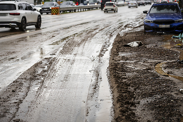 포토 JPG 주간 도로 자동차 사람없음 야외 비 자연재해 고장 진흙 폭우 성남 흙탕물 침수차 국내포토 자연요소 길 육상교통 교통시설 날씨 물 재해 경기도 파일형식