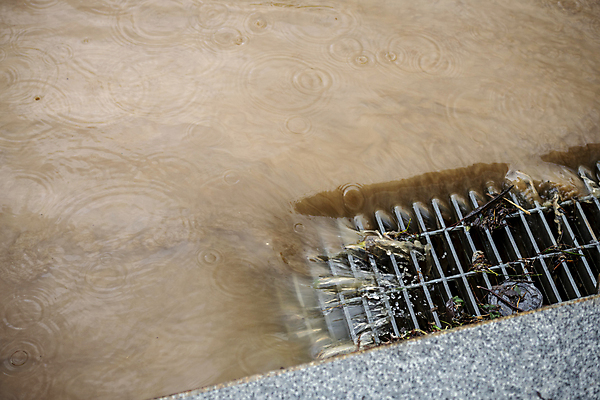 포토 JPG 주간 사람없음 야외 비 홍수 자연재해 폭우 배수구 성남 흙탕물 국내포토 자연요소 날씨 물 재해 경기도 파일형식