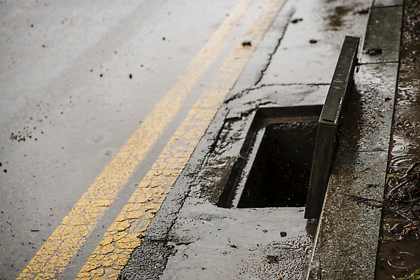 포토 JPG 주간 도로 사람없음 야외 뚜껑 오픈 비 자연재해 폭우 배수구 성남 국내포토 자연요소 길 교통시설 날씨 재해 경기도 파일형식