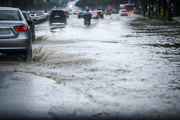 포토 JPG 주간 도로 자동차 사람없음 야외 아웃포커스 비 홍수 자연재해 튀는물 폭우 성남 흙탕물 국내포토 자연요소 길 육상교통 교통시설 날씨 촬영기법 물 재해 액체표현 경기도 스플래쉬 파일형식