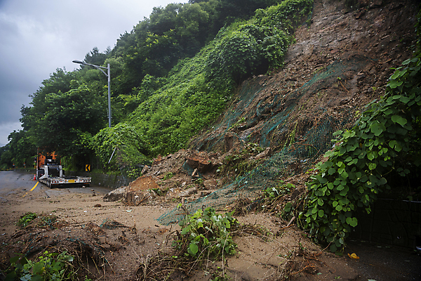 포토 JPG 주간 도로 산 사람없음 야외 비 자연재해 진흙 폭우 붕괴 산사태 성남 무너짐 국내포토 자연요소 길 교통시설 모션 날씨 재해 경기도 파일형식