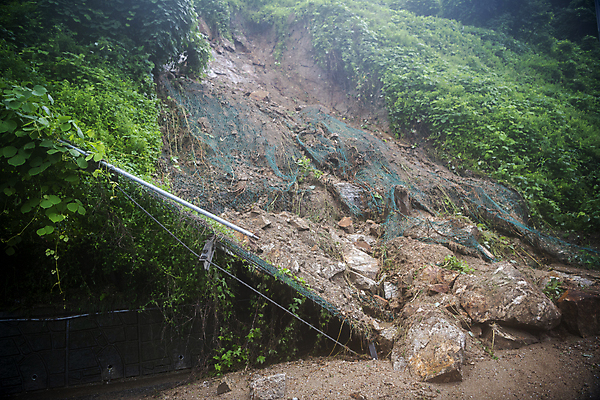 포토 JPG 주간 사람없음 야외 비 자연재해 진흙 폭우 붕괴 산사태 성남 무너짐 국내포토 자연요소 모션 날씨 재해 경기도 파일형식