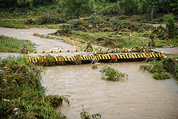포토 JPG 주간 사람없음 야외 강 산책로 비 홍수 자연재해 폭우 공원길 성남 흙탕물 가교 국내포토 자연요소 건축물 길 날씨 물 재해 경기도 파일형식