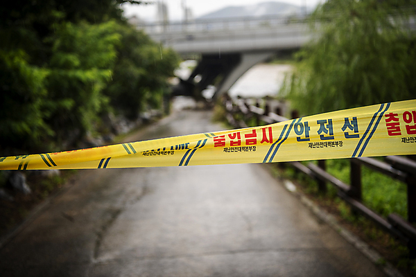 포토 JPG 주간 사람없음 야외 아웃포커스 비 자연재해 통제 폭우 성남 안전선 출입금지 폴리스라인 국내포토 자연요소 날씨 촬영기법 금지 재해 경기도 파일형식