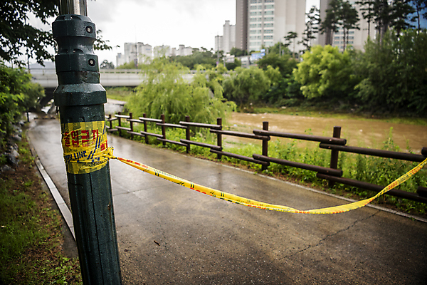 포토 JPG 주간 가로등 사람없음 야외 산책로 비 홍수 자연재해 통제 폭우 공원길 성남 안전선 출입금지 폴리스라인 국내포토 자연요소 공공시설 길 날씨 금지 재해 경기도 파일형식