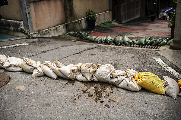 포토 JPG 주간 사람없음 야외 쌓기 비 골목길 아스팔트 홍수 자연재해 일렬 폭우 배수구 모래주머니 성남 국내포토 자연요소 도로 길 모션 날씨 재해 경기도 파일형식