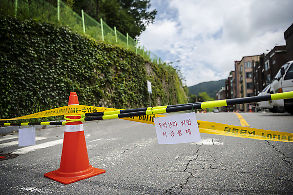 포토 JPG 주간 도로 하늘 알림판 사람없음 야외 바리케이드 통제 성남 진입금지 칼라콘 폴리스라인 국내포토 자연요소 길 교통시설 금지 안전장비 경기도 파일형식