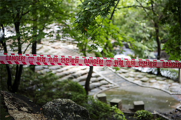 포토 JPG 주간 사람없음 야외 아웃포커스 통제 산속 성남 안전선 진입금지 출입금지 폴리스라인 국내포토 자연요소 산 촬영기법 금지 경기도 파일형식