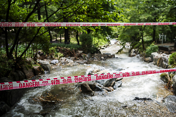 포토 JPG 주간 사람없음 야외 계곡 손상 통제 산속 성남 안전선 진입금지 출입금지 폴리스라인 국내포토 자연요소 컨셉 산 금지 경기도 파일형식