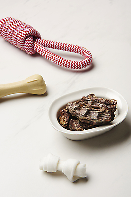 포토 JPG 스튜디오촬영 실내 사람없음 장난감 먹이 흰배경 유기농 목뼈 개껌 개뼈다귀 애견간식 펫푸드 국내포토 웰빙 백그라운드 뼈 내부 흰색 애견용품 파일형식