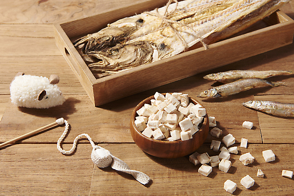 포토 JPG 스튜디오촬영 재료 실내 사람없음 장난감 먹이 유기농 빙어 쥐모양 황태 펫푸드 애묘용품 고양이낚시대 나무배경 애묘간식 국내포토 반려용품 모양 웰빙 백그라운드 어류 내부 민물고기 오브젝트 애견용품 파일형식