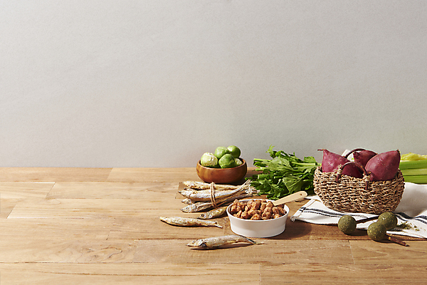 포토 JPG 스튜디오촬영 재료 실내 사람없음 바구니 먹이 유기농 나무바닥 고구마 샐러리 방울양배추 빙어 애완용사료 펫푸드 캣닢사탕 고양이먹이 국내포토 웰빙 채소 바닥 뿌리채소 내부 민물고기 양배추 애견용품 파일형식 애묘간식 캣닢