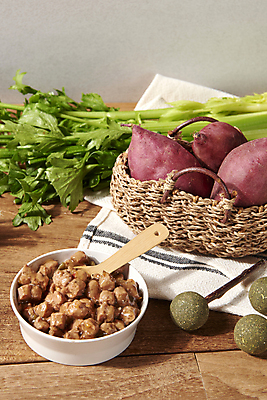 포토 JPG 스튜디오촬영 재료 실내 사람없음 바구니 먹이 유기농 고구마 샐러리 나무숟가락 나무탁자 펫푸드 캣닢 캣닢사탕 고양이먹이 국내포토 웰빙 채소 탁자 뿌리채소 내부 숟가락 애견용품 파일형식 애묘간식