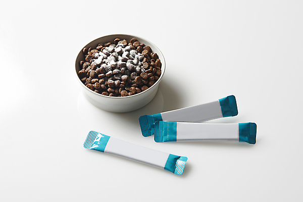 포토 JPG 스튜디오촬영 실내 사람없음 먹이 흰배경 유기농 담기 개밥그릇 개사료 애완용사료 영양제 펫푸드 국내포토 그릇 웰빙 백그라운드 모션 내부 약 흰색 애견용품 파일형식