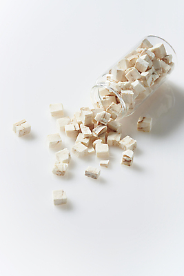 포토 JPG 스튜디오촬영 실내 사람없음 먹이 흰배경 유기농 쏟아짐 플라스틱병 펫푸드 애묘간식 국내포토 웰빙 백그라운드 모션 내부 흰색 플라스틱 애견용품 병_담는 파일형식