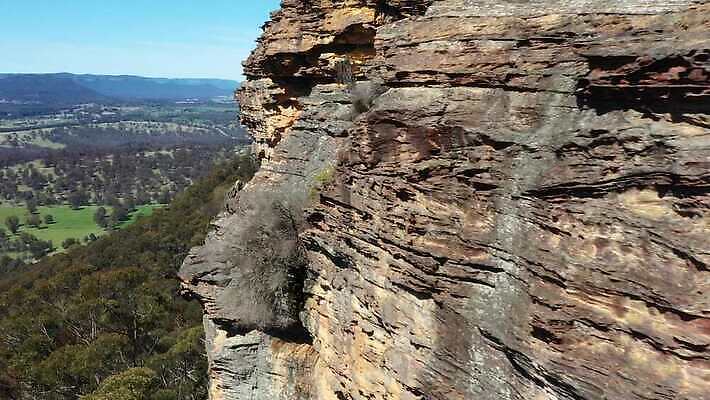 나무 여행 자연 하늘 산 안테나 풍경 사람없음 야외 초록색 파란색 갈색 환경 계곡 절벽 호주 숲 땅 언덕 암초 동영상 드론 4K MP4 해외동영상 클립영상 식물 컬러 통신 오세아니아 생태계 파일형식