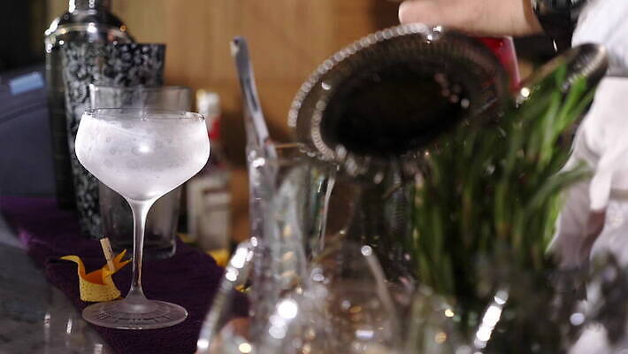 직업 라이프스타일 손 남자 음료 비즈니스 유리 주류 사람 사람없음 물 파티 식당 얼음 축하 알코올 업무 칵테일 바 붓기 우아함 야간 계산대 클럽 준비 상쾌 만들기 바텐더 보드카 섞기 토닉 유흥 셰이커 4K MOV 해외동영상 클립영상 자연요소 감정 컨셉 모션 재질 이벤트 생활 신체부위 상점 작업 동영상 파일형식