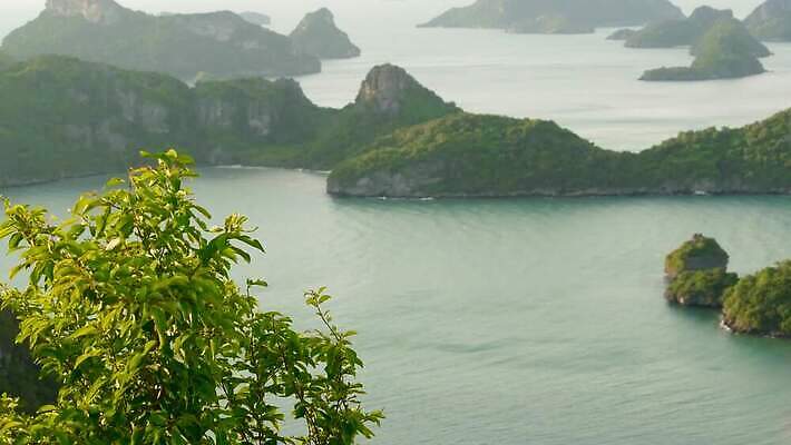 공원 아시아 바다 섬 여행 백그라운드 태국 휴가 열대 산 안테나 파노라마 풍경 사람없음 물 여름 파란색 여행객 맑음 전원 만 숲 열대우림 언덕 암초 석호 내추럴 가죽끈 이국적 전국 파라다이스 4K MP4 해외동영상 클립영상 자연요소 계절 공공시설 나라 컬러 통신 날씨 촬영기법 사람 끈 전기에너지 가죽 동영상 파일형식