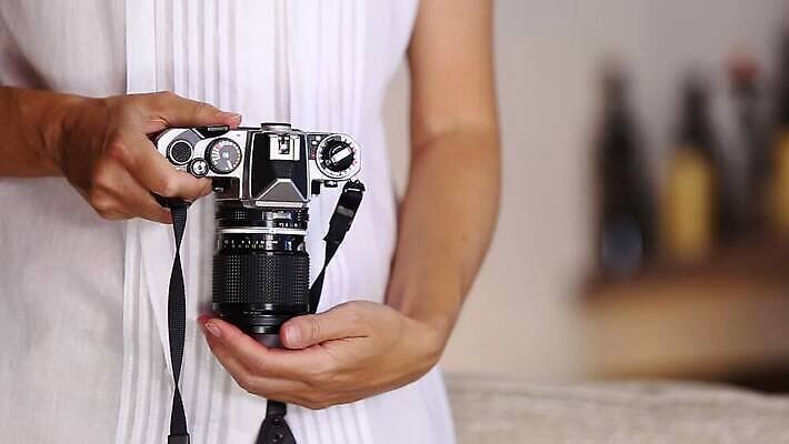 컨셉 통신 모바일 새로움 세포 기술 실내 관리 창조 선물 사람 사람없음 노트북 스마트폰 갈색 카메라 디지털 장비 수확 골동품 잡기 비교 메시지 역사 변화 선택 사진사 전화기 필름 향수 복고 전자 과거 진행 혁명 옛날 MOV 해외동영상 클립영상 컬러 농업 모션 내부 전자제품 핸드폰 스마트기기 화장품 작가 동영상 파일형식