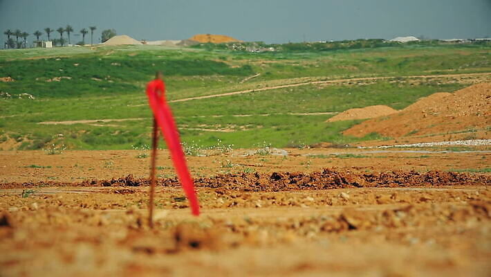 공공시설 산업 리본 도로 길 모래 포장 표시 거리 집게 안전 사람없음 야외 건물 빨간색 깃발 업무 막대기 보행로 재산 땅 발굴 측정 먼지 지역 봉 말뚝 제비 개발 땅바닥 측량사 MOV 해외동영상 클립영상 직업 건축물 컬러 교통시설 조류 바닥 금융 작업 시설 동영상 파일형식