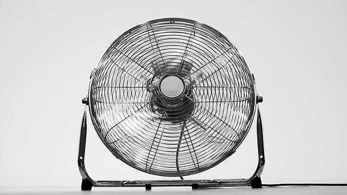 백그라운드 모션 바람 사람없음 사무실 금속 검은색 장비 추위 흰색 신선 작업 뜨거움 부채 시원함 불기 오브젝트 프로펠러 순환 회전 온도 환풍기 고립 냉각기 타격 4K MP4 해외동영상 클립영상 자연요소 컬러 비즈니스 재질 날씨 동영상 파일형식