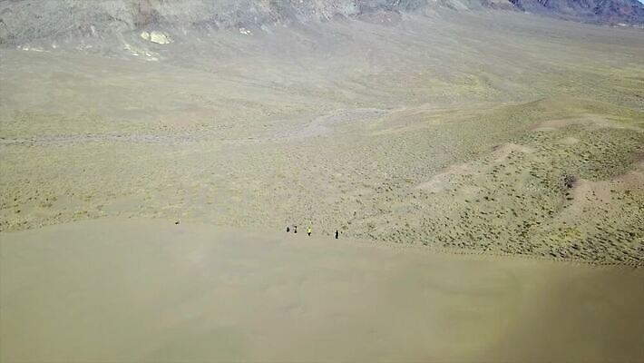 공원 아시아 모래 파도 여행 백그라운드 자연 하늘 바람 산 건조 그림자 사람 동양인 풍경 사람없음 야외 물 여름 파란색 모래사장 태양 노란색 일출 일몰 사막 뜨거움 정상 승차 땅 모래언덕 언덕 낙타 사하라 항공촬영 드론 오아시스 전국 카자흐스탄 MP4 해외동영상 클립영상 자연요소 계절 공공시설 나라 바다 뷰포인트 컬러 포유류 모션 아프리카 날씨 인종 노을 생태계 동영상 파일형식