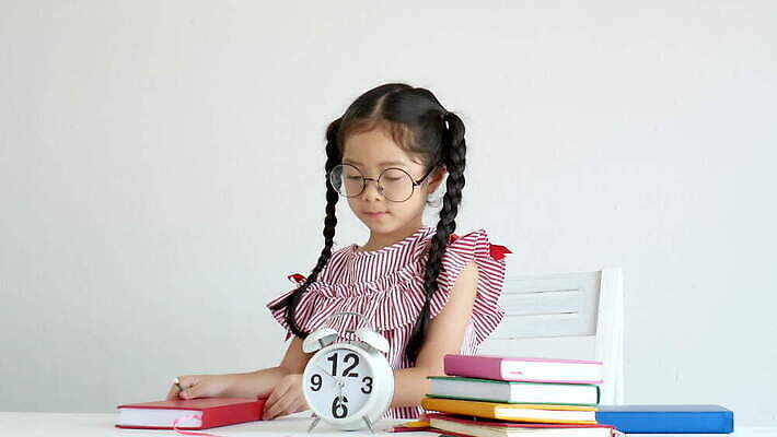 1 학생 여자 교육 어린이 시계 통신 교실 학교 가족 놀이 수업 주택 함께함 한명 사람 동양인 책 스터디 쌓기 교사 유치원 기쁨 방 분노 가르침 책상 최초 셀프 초보 혼자 4K MOV 해외동영상 클립영상 직업 감정 가구 컨셉 관계 모션 인종 건물 학습 동영상 파일형식