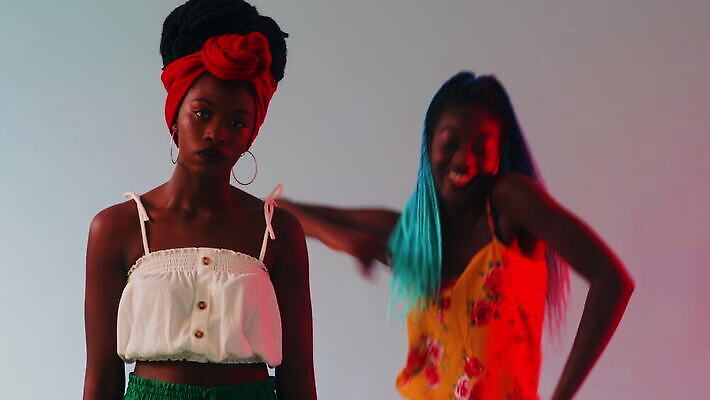 스튜디오촬영 라이프스타일 긴머리 웰빙 여자 음악 가족 관계 청소년 서기 미소 웃음 20대 두명 10대 빨간색 뷰티 우정 활발 연주자 댄서 에너지 신선 유머 정상 언니 터번 장식술 성인여자만 4K MOV 해외동영상 클립영상 직업 헤어스타일 감정 컬러 컨셉 모션 문화예술 실내 표정 사람 청년 생활 장식 친구 음악가 자매 머리장식 동영상 여자만 성인만 파일형식