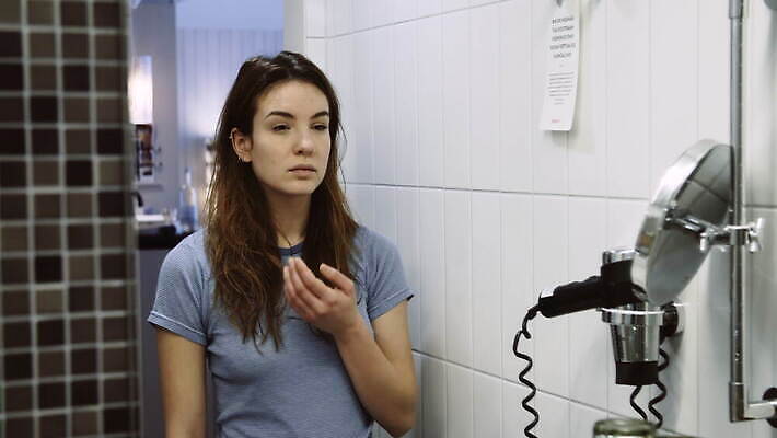 백인 얼굴 함께함 실내 표정 한명 내부 뷰티 반사 거울 욕실 미녀 화장실 내추럴 사생활 유아독존 성인여자만 4K MOV 해외동영상 클립영상 서양인 1 컨셉 사람 신체부위 미인 동영상 여자만 성인만 파일형식