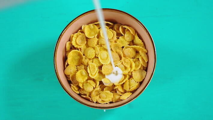 접시 음식 백그라운드 다이어트 부분 모션 건강 요리 사람없음 컵 파란색 갈색 쌓기 주방 우유 신선 항아리 사발 붓기 떨어짐 아침식사 혼합 균형 시리얼 먹기 서빙 요거트 건강식 내추럴 단백질 뮤즐리 배급 섞기 탄수화물 핸드메이드 그래놀라 MOV 해외동영상 슬로모션 클립영상 식기 컬러 컨셉 유제품 촬영기법 식사 도자기 사기그릇 동영상 영양소 파일형식