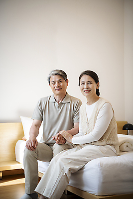 포토 JPG 전신 응시 여자 할아버지 노년 남자 할머니 실내 미소 앉기 두명 앞모습 옆모습 실버라이프 손잡기 노부부 침실 한국인 침대 60대 부부라이프 노인만 국내포토 라이프스타일 부부 시선 뷰포인트 가구 모션 표정 사람 동양인 성인 내부 성인만 파일형식