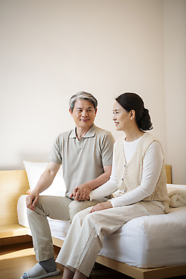 포토 JPG 전신 응시 여자 할아버지 노년 남자 할머니 실내 미소 앉기 상반신 두명 앞모습 옆모습 실버라이프 손잡기 노부부 침실 한국인 침대 60대 부부라이프 노인만 국내포토 라이프스타일 부부 시선 뷰포인트 가구 모션 표정 사람 동양인 성인 내부 성인만 파일형식