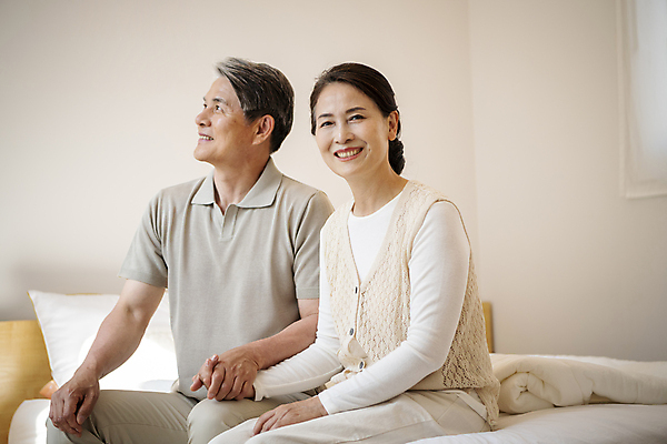 포토 JPG 응시 여자 할아버지 노년 남자 할머니 실내 미소 앉기 상반신 두명 앞모습 옆모습 실버라이프 손잡기 노부부 침실 한국인 침대 60대 부부라이프 노인만 국내포토 라이프스타일 부부 시선 뷰포인트 가구 모션 표정 사람 동양인 성인 내부 성인만 파일형식