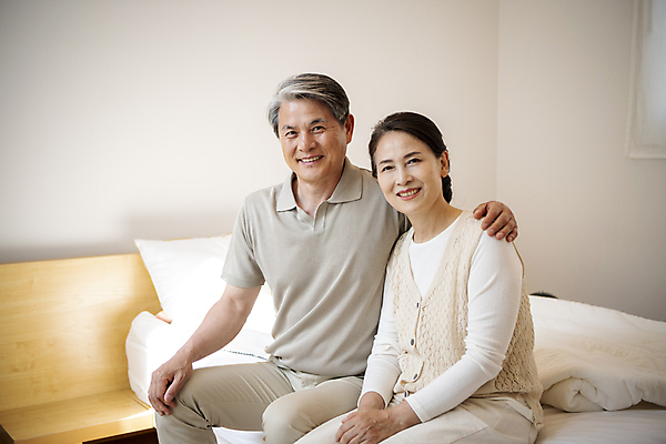 포토 JPG 응시 여자 할아버지 노년 남자 할머니 실내 미소 앉기 상반신 두명 앞모습 옆모습 실버라이프 노부부 침실 한국인 침대 60대 부부라이프 노인만 어깨에손 국내포토 라이프스타일 부부 시선 뷰포인트 가구 모션 표정 사람 동양인 성인 내부 성인만 파일형식
