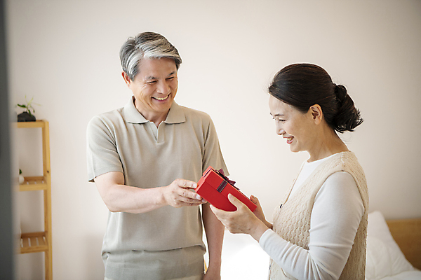 포토 JPG 여자 할아버지 노년 남자 행복 할머니 실내 서기 미소 들기 상반신 두명 앞모습 옆모습 선물상자 실버라이프 노부부 한국인 60대 즐거움 주기 부부라이프 노인만 국내포토 라이프스타일 부부 감정 뷰포인트 모션 표정 선물 사람 동양인 성인 내부 상자 성인만 파일형식