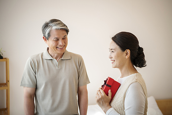 포토 JPG 응시 여자 할아버지 노년 남자 행복 할머니 실내 서기 미소 들기 상반신 두명 앞모습 옆모습 선물상자 실버라이프 노부부 한국인 60대 즐거움 부부라이프 노인만 국내포토 라이프스타일 부부 시선 감정 뷰포인트 모션 표정 선물 사람 동양인 성인 내부 상자 성인만 파일형식