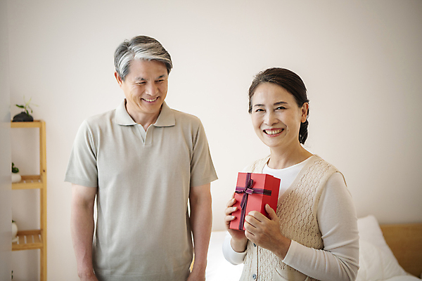 포토 JPG 응시 여자 할아버지 노년 남자 행복 할머니 실내 서기 미소 들기 상반신 두명 앞모습 옆모습 선물상자 실버라이프 노부부 한국인 60대 즐거움 부부라이프 노인만 국내포토 라이프스타일 부부 시선 감정 뷰포인트 모션 표정 선물 사람 동양인 성인 내부 상자 성인만 파일형식