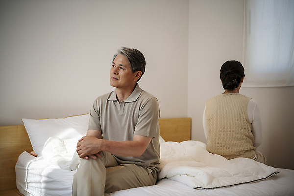 포토 JPG 응시 여자 할아버지 노년 남자 할머니 실내 앉기 상반신 두명 앞모습 뒷모습 실버라이프 노부부 침실 한국인 등돌리기 다리꼬기 분노 침대 60대 부부싸움 갈등 부부라이프 노인만 국내포토 라이프스타일 부부 시선 감정 뷰포인트 가구 모션 사람 동양인 성인 내부 싸움 성인만 파일형식