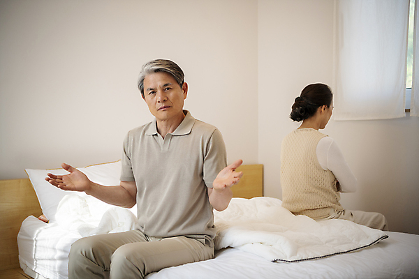 포토 JPG 응시 여자 할아버지 노년 남자 할머니 팔벌리기 실내 앉기 상반신 두명 앞모습 뒷모습 실버라이프 손들기 팔짱 노부부 침실 한국인 등돌리기 분노 침대 60대 부부싸움 갈등 부부라이프 노인만 국내포토 라이프스타일 부부 시선 감정 뷰포인트 가구 모션 사람 동양인 성인 내부 싸움 성인만 파일형식