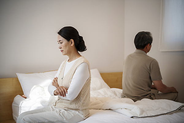 포토 JPG 여자 할아버지 노년 남자 할머니 실내 앉기 상반신 두명 앞모습 옆모습 뒷모습 실버라이프 팔짱 노부부 침실 한국인 등돌리기 분노 침대 60대 부부싸움 갈등 부부라이프 노인만 국내포토 라이프스타일 부부 감정 뷰포인트 가구 모션 사람 동양인 성인 내부 싸움 성인만 파일형식