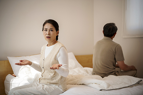 포토 JPG 응시 여자 할아버지 노년 남자 할머니 팔벌리기 실내 앉기 손짓 상반신 두명 앞모습 뒷모습 실버라이프 손들기 노부부 침실 한국인 등돌리기 분노 침대 60대 부부싸움 갈등 부부라이프 노인만 국내포토 라이프스타일 부부 시선 감정 뷰포인트 가구 모션 사람 동양인 성인 내부 싸움 성인만 파일형식