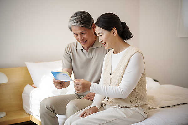 포토 JPG 응시 여자 할아버지 노년 남자 행복 할머니 실내 미소 들기 앉기 상반신 두명 앞모습 옆모습 실버라이프 노부부 한국인 60대 즐거움 통장 노후자금 부부라이프 노인만 국내포토 라이프스타일 부부 시선 감정 뷰포인트 모션 표정 사람 동양인 성인 내부 금융 노후 성인만 파일형식