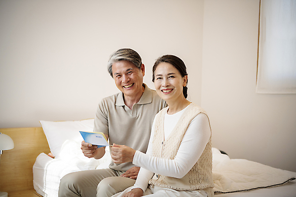 포토 JPG 응시 여자 할아버지 노년 남자 행복 할머니 실내 미소 들기 앉기 상반신 두명 앞모습 옆모습 실버라이프 노부부 한국인 잡기 60대 즐거움 통장 노후자금 부부라이프 노인만 국내포토 라이프스타일 부부 시선 감정 뷰포인트 모션 표정 사람 동양인 성인 내부 금융 노후 성인만 파일형식