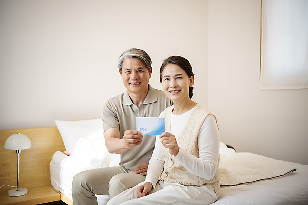 포토 JPG 응시 여자 할아버지 노년 남자 행복 할머니 실내 미소 들기 앉기 상반신 두명 앞모습 옆모습 실버라이프 노부부 한국인 60대 즐거움 통장 감탄 노후자금 부부라이프 노인만 국내포토 라이프스타일 부부 시선 감정 뷰포인트 모션 표정 사람 동양인 성인 내부 금융 노후 성인만 파일형식